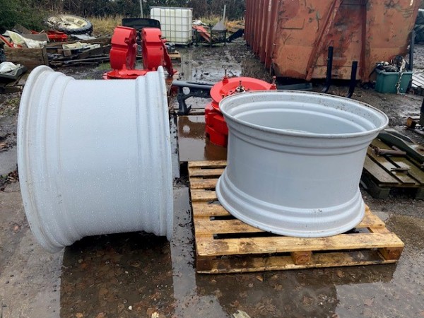 MASSEY FERGUSON - 710 70R38 REAR RIMS - Image 1