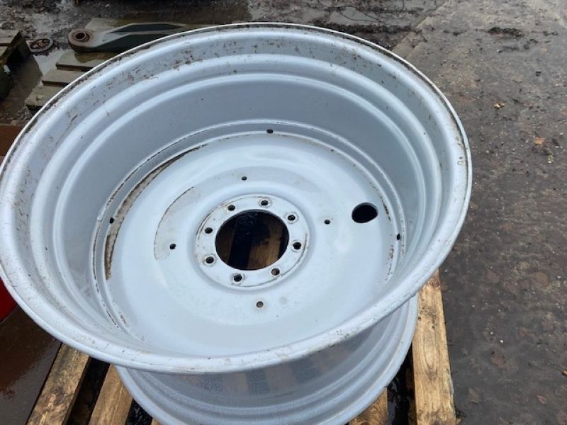MASSEY FERGUSON - 710 70R38 REAR RIMS - Image 2