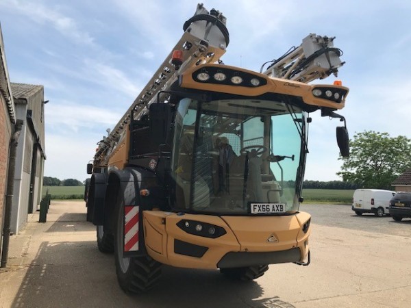 Challenger - ROGATOR 645 SP SPRAYER - Image 1