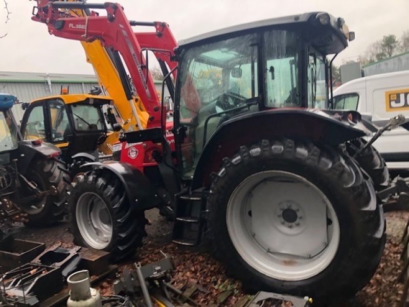 MASSEY FERGUSON - 5711M CAB 4WD TRACTOR - Image 3